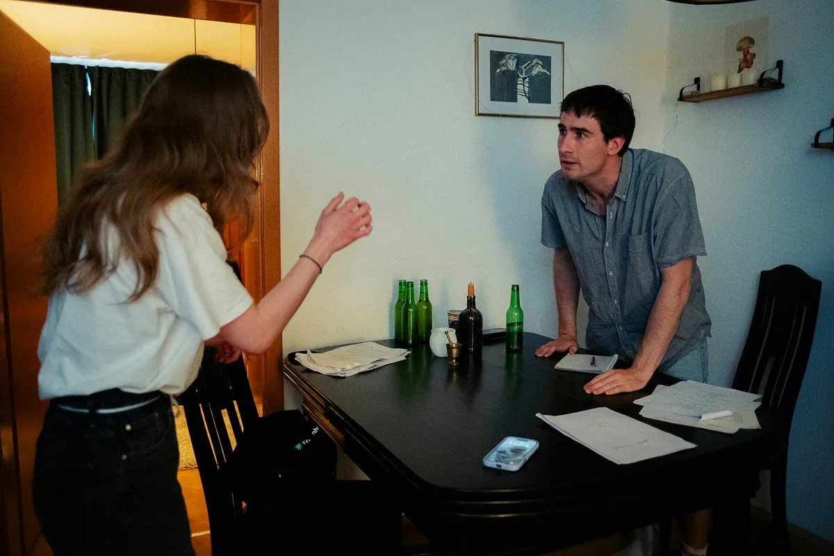 Filmszene Diskussion in der Küche