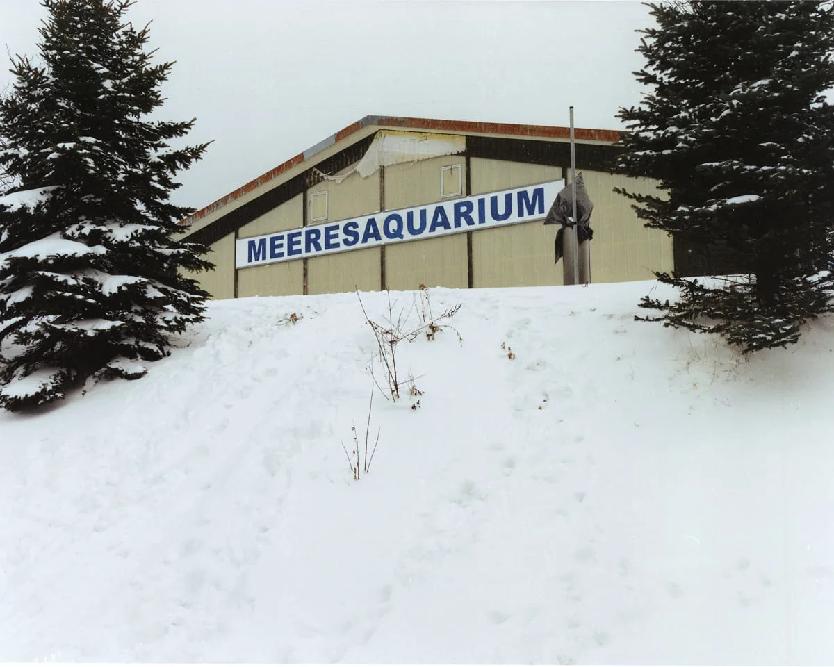 Fotografie Meeresaquarium hinter Schneehügel