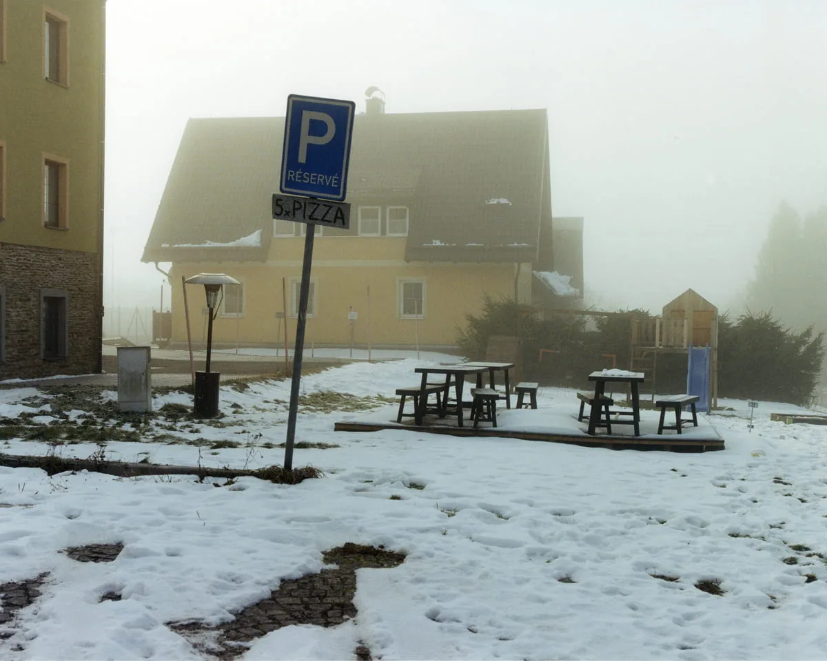 Fotografie Spielplatz und Parkplatz am Wohnkomplex