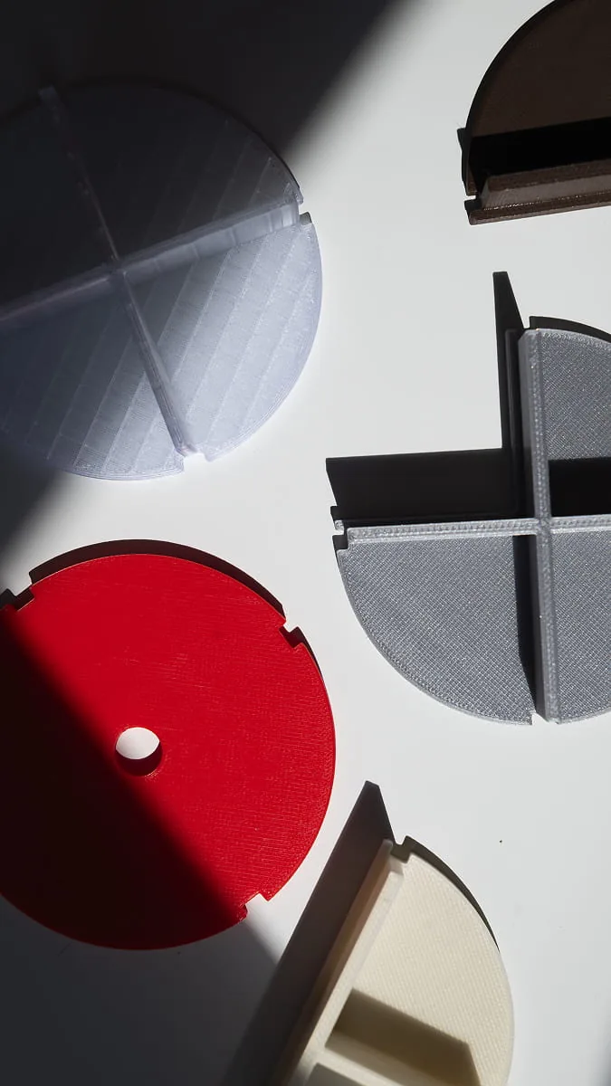 Viertelkreis-Wandmodule in verschiedenen Farben und Materialien von oben fotografiert