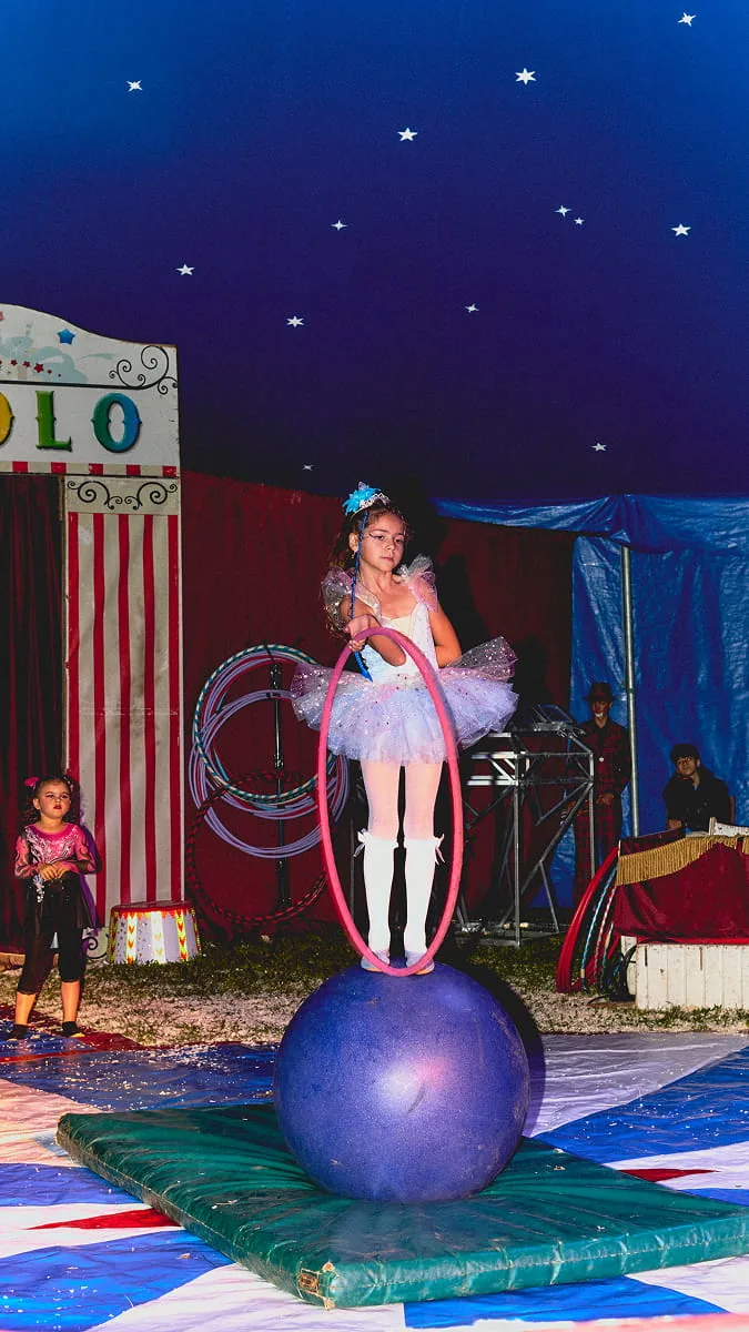 Leere rote Bierzeltgarnituren unter dem Schriftzug „Barnum