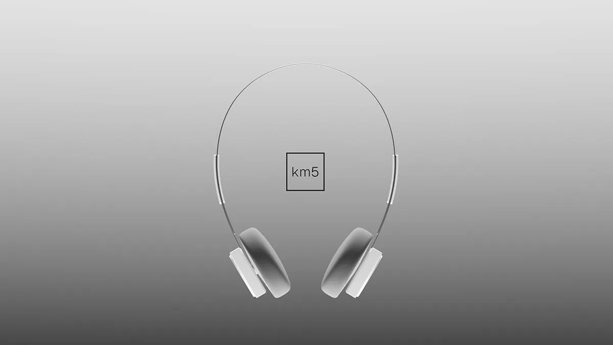 Minimalistisches 3D-Rendering des Kopfhörerbügels des km5 Hp1 mit eingraviertem Logoschriftzug